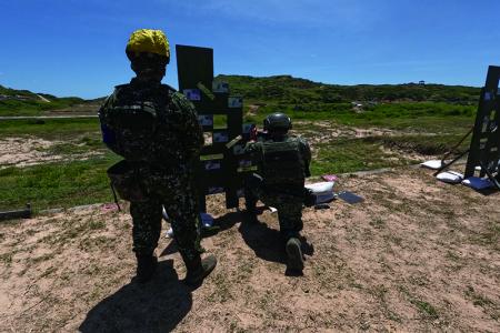 射手以跪姿對目標進行射擊。