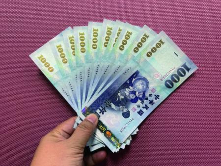 最後倒數　政府普發現金1萬元，領取至4月30日