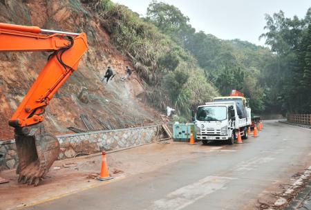 東引中正路邊坡防護施工　單線雙向通行
