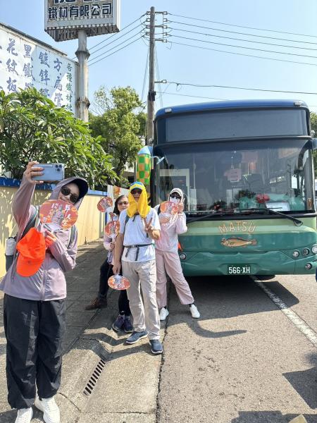 拱天宮白沙屯媽祖進香，黃魚公車出任務與工作人員前往宣傳馬祖觀光。（圖：交旅局）