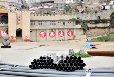 觀光季已至，東引中柱港區周邊施工遲未完成、忠誠門廣場景觀雜亂，引發民眾投書反映與關切。（圖／文：陳其敏）