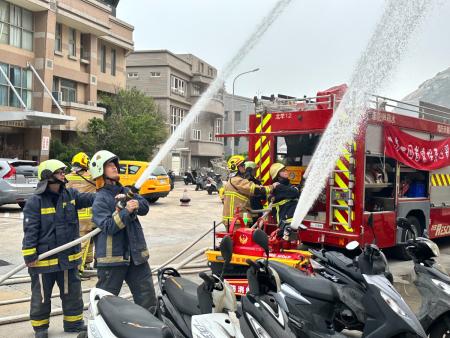 北竿消防分隊結合義消，模擬旅館發生火災進行搶救演練，內容包含射水、架梯及人命救援等項目，以提升整體應變能力。（圖：北竿消防分隊提供／文：鄭禮頤）