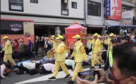 「黃魚公車」驚豔亮相　白沙屯進香掀搶拍熱潮