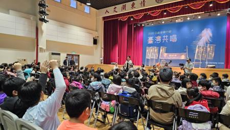 致力於讓每個角落都能感受到台灣音樂的動人力量，灣聲樂團在北海坑道與介壽國中小帶來精彩的快閃與校園演出。（圖：王致潔、聯發科技教育基金會）