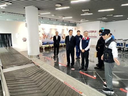 航港局副局長劉志鴻視察福澳港行李輸送帶運作