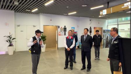 航港局副局長劉志鴻視察福澳港行李輸送帶建置，以及小三通出入境動線。（圖／文：馮紹夫）