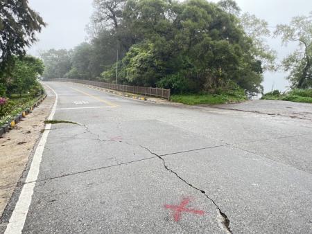 中央大道部分路段道路路面破損沉陷，工務處展開維修，提醒駕駛行車注意。（圖／文：馮紹夫）