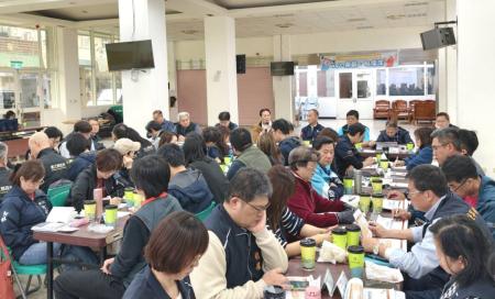 北竿鄉政座談會於惠民市場舉行，縣長王忠銘率縣府團隊與地方民意代表面對面交流，說明建設進度並聽取各項建議。（圖／文：鄭禮頤）