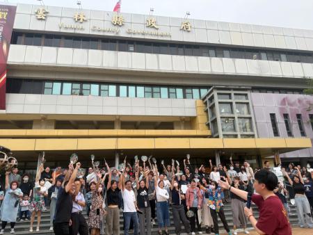 黃魚公車應援團隊拜訪雲林縣政府，獲得雲林縣長張麗善及團隊熱情歡迎，創造兩縣市友好交流。（圖：交旅局）