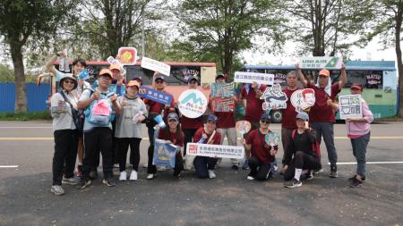 「黃魚公車」圈粉　鄉親、老兵街頭「認親」