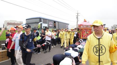 馬祖特產發不停！黃魚公車進香路圈粉，老兵鄉親齊聚尋味「媽祖昇天祭」。（圖：交旅局）