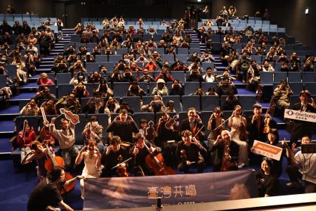 灣聲樂團透過弦樂詮釋經典歌曲，為馬祖鄉親帶來一場融合馬祖海島風情與台灣文化靈魂的聽覺饗宴。（圖／文：王致潔）