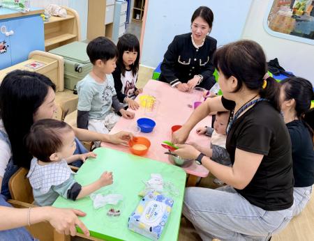 東莒家園結合講座與親子手作櫻花奶凍DIY，提前為母親節暖身。（圖／文：蔡夢玲）