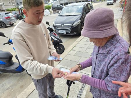 產發處會同北竿消防分隊及消保官前往北竿稽查瓦斯業者，提醒業者依規作業，保障民眾用氣安全與消費權益。（圖／文：鄭禮頤）