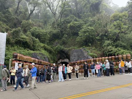 追淚熱潮湧現　海運連兩日載客逾千人次抵馬