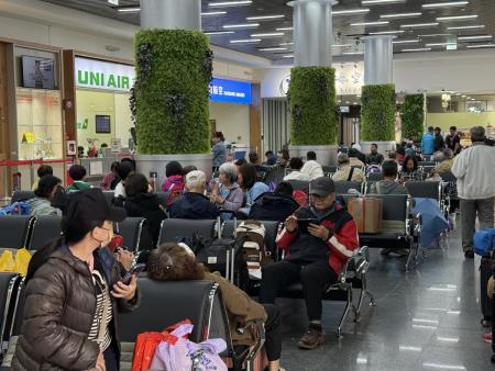 上圖：適逢藍眼淚旺季，馬祖湧入眾多遊客；下圖：受濃霧影響，昨日南北竿機場關場致大量旅客滯留。（圖／文：王致潔）