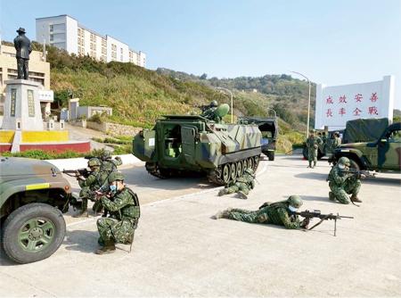 官兵進駐戰術位置，維持高度警戒。