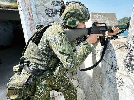 對海域實施警戒射擊，強化據點防護作為。
