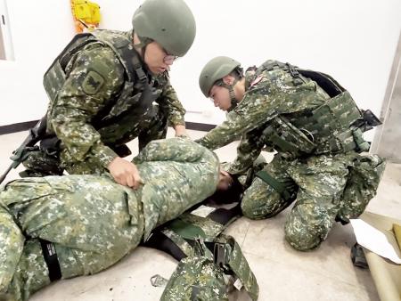 傷患搬運演練，強化戰場救護應變能力。