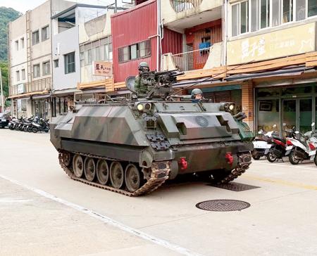 甲車機動進入城鎮要點，展開戰術部署。