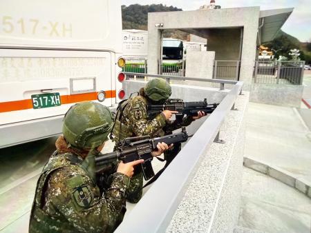 官兵於掩體實施警戒射擊，演練城鎮戰鬥。