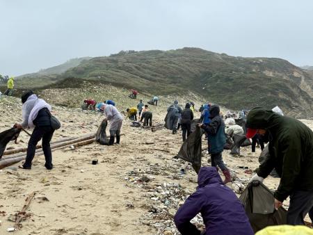 淨灘行動展開，現場百人響應，齊心守護海岸環境。（圖／文：蔡夢玲）