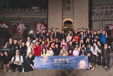 「臺灣共鳴」團隊於活動現場與鄉長林德建及鄉親合影留念，展現跨界合作推動藝文下鄉的成果。（圖︰聯發科技教育基金會提供）