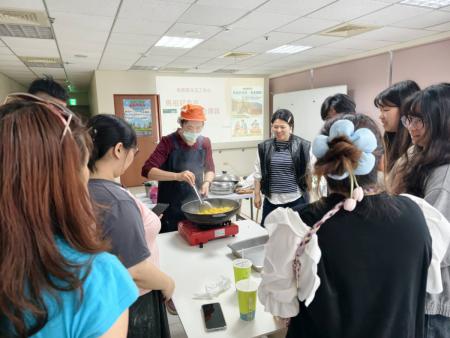 桃連青年志工中心於北竿舉辦黃金餃體驗活動，從體驗到教學，讓在地飲食文化在互動中自然傳承。（圖／文：鄭禮頤）