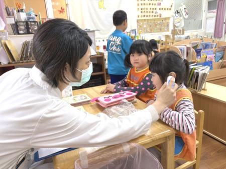 塘岐幼兒園安排疫苗接種作業，幼童在陪同與鼓勵下完成施打，過程順利。（圖／文：鄭禮頤）