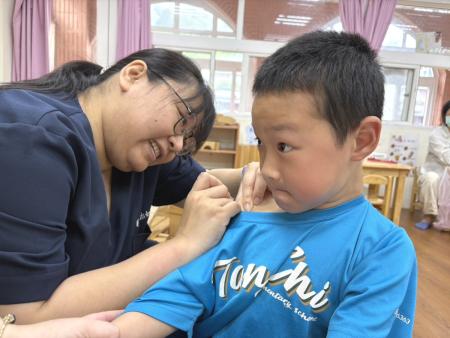 塘岐幼兒園施打入學前疫苗　孩童勇敢完成接種