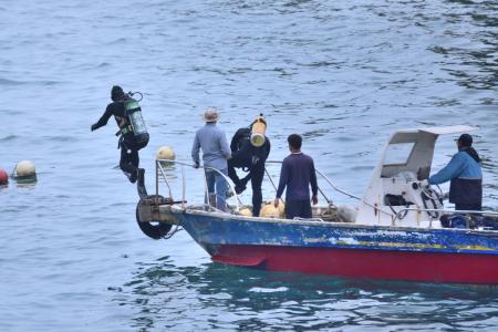 大陸「海虹工66」工作船委託潛水員進行水下調查，蒐集海纜與擱淺船體分布資料，作為後續施工依據。（圖／文：陳其敏）