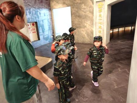 塘岐幼兒園化身小小軍人　走訪戰爭和平紀念館