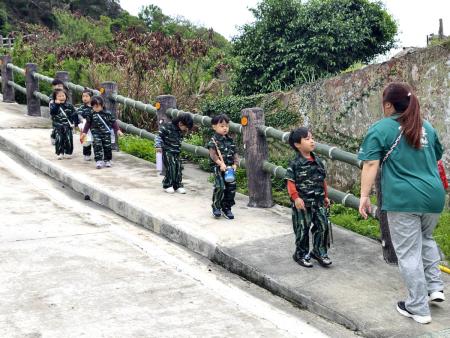 塘岐幼兒園彩虹班化身為小小軍人，走訪戰爭和平紀念館，透過導覽認識戰地文化。（圖／文：鄭禮頤）