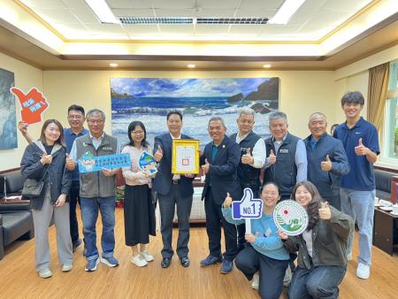 縣長頒贈農村水保署臺北分署長蔡金龍榮譽縣民證