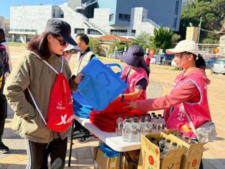 在馬祖，處處可見志工默默付出的身影，正因有這份無私奉獻，讓馬祖更加溫暖；圖為志工協助發放物資與整理環境一隅。（圖：連江縣志願服務推廣中心）
