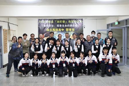 馬祖高中9位導覽小尖兵透過精彩的藝文解說，帶領嘉賓跨越時空「擁抱梵谷」，一同走入大師生命中絢麗璀璨的調色盤。（圖／文：王致潔）