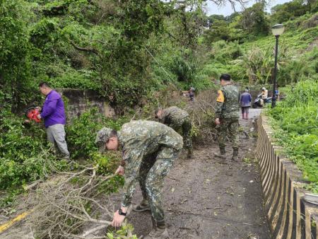 西莒路樹倒塌　公所與莒光守備大隊聯手清理，恢復通行