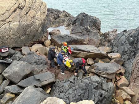 東莒釣客摔傷骨盆破裂　直升機後送台灣