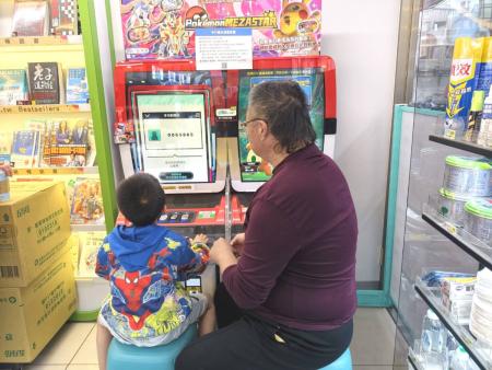 北竿超商設置「寶可夢卡片遊戲機台」　吸引玩家體驗