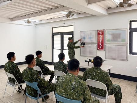 教官進行任務講評與重點說明，強化操作要領與執行能力。