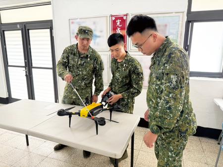 官兵實際操作無人機設備，進行功能測試與飛行前檢整，確保正常。