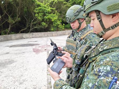 官兵運用裝備實施操作訓練，強化戰場應變能力。