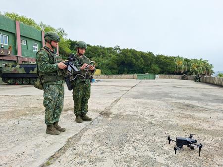官兵進行系統整合演練，提升情資掌握與指揮效能。