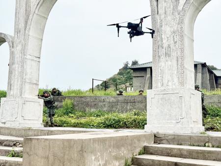 官兵透由無人機對空偵查，針對敵可能進犯方向實施警戒。