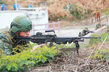 官兵依地形掩護，針對敵可能進犯方向實施監控。