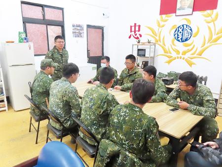 營長至據點對官兵進行宣教。