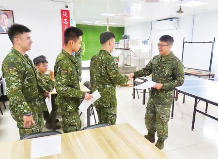 宣教結束後營長親切與弟兄寒喧。