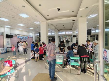 科技體適能檢測在北竿惠民市場登場，民眾透過專業儀器完成多項體能測試，建立前測資料，3個月後將再辦理後測。（圖／文：鄭禮頤）