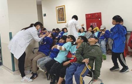 強化馬祖學童視力保健、預防近視惡化，連江縣政府教育處攜手長庚醫療財團法人，推動「馬祖離島兒少遠視儲備計畫」。（圖：教育處）