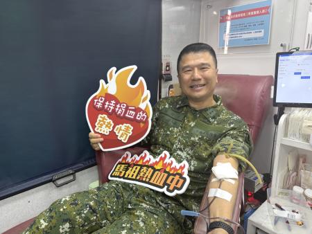 馬祖後備憲兵荷松協會28、29兩日舉辦捐血活動，地區軍民熱血響應，縣長王忠銘前往為眾人加油打氣，指揮官尹昌榮也挽袖捐血。（圖／文：王致潔）